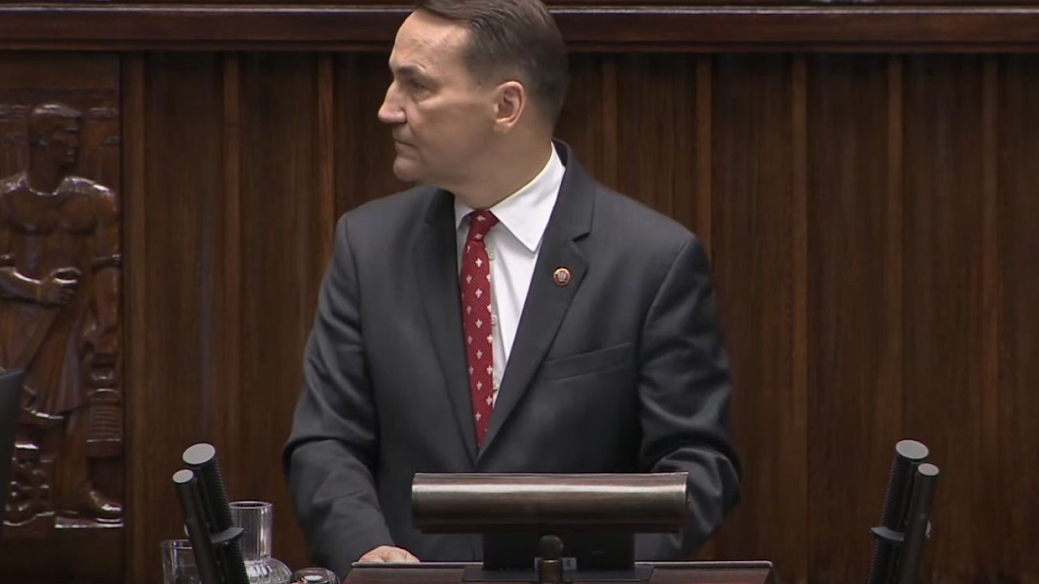 Sikorski podczas exposé nagle zaczął mówić o Kaczyńskim. "Znowu nieobecny" Sikorski podczas exposé mówił o PiS i Kaczyńskim. "Znowu nieobecny"