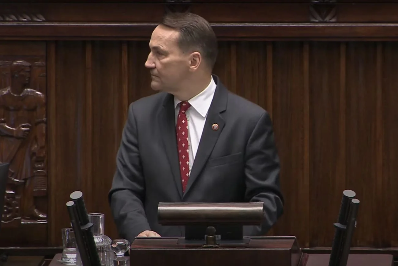 Sikorski podczas exposé nagle zaczął mówić o Kaczyńskim. "Znowu nieobecny" Sikorski podczas exposé mówił o PiS i Kaczyńskim. "Znowu nieobecny"