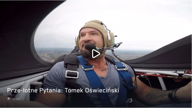 Tomasz Oświęcimski na pokładzie samolotu Edge 340