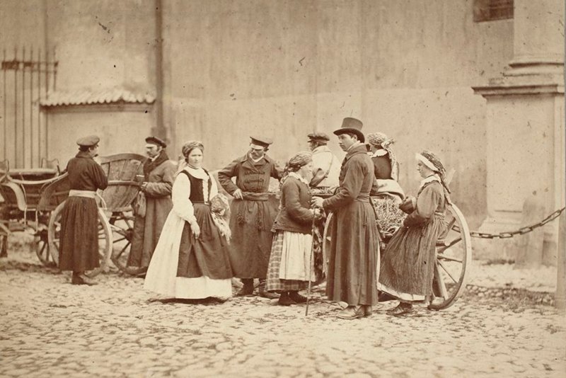 Grupa wieśniaków z Wilanowa przy kościele Wizytek. Warszawa, 1866 rok.
