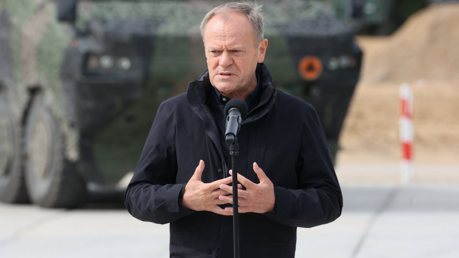 Tusk na granicy z Białorusią. "Mamy do czynienia z wojną hybrydową"