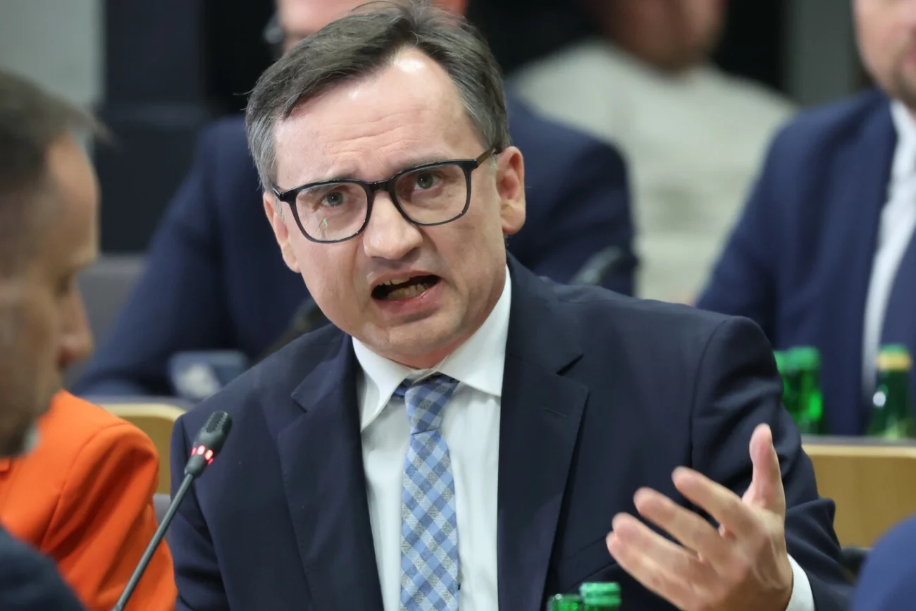 Internauci komentują zachowanie Zbigniewa Ziobry na komisji regulaminowej. Zbigniew Ziobro odstawił "cyrk" na komisji regulaminowej. W sieci zawrzało od komentarzy.
