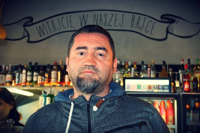 Arkadiusz Solarz jest jednym ze współwłaścicieli dwóch popularnych w Warszawie kawiarni. Stara się prowadzić swój biznes w oparciu o dwie zasady - uczciwości i lojalności