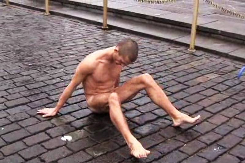 Rosyjski artysta Piotr Pawlenski przybił sobie jądra do bruku na Placu Czerwonym w Moskwie.