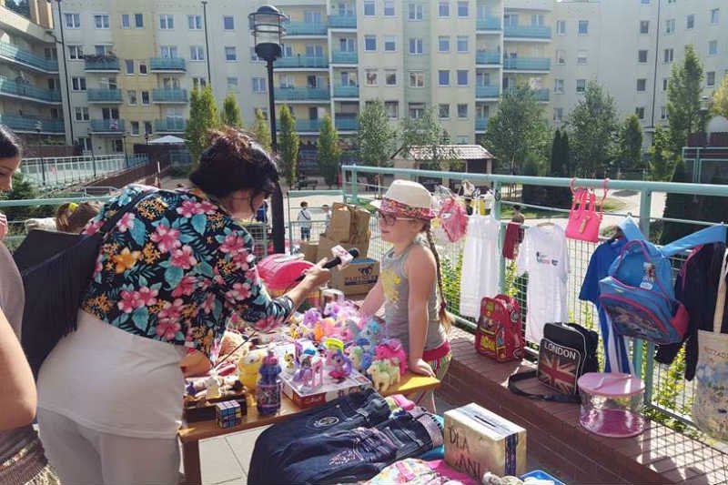 Ania, ośmioletnia dziewczynka z Poznania zorganizowała kiermasz aby zebrać pieniądze na ciężko chorą mamę.