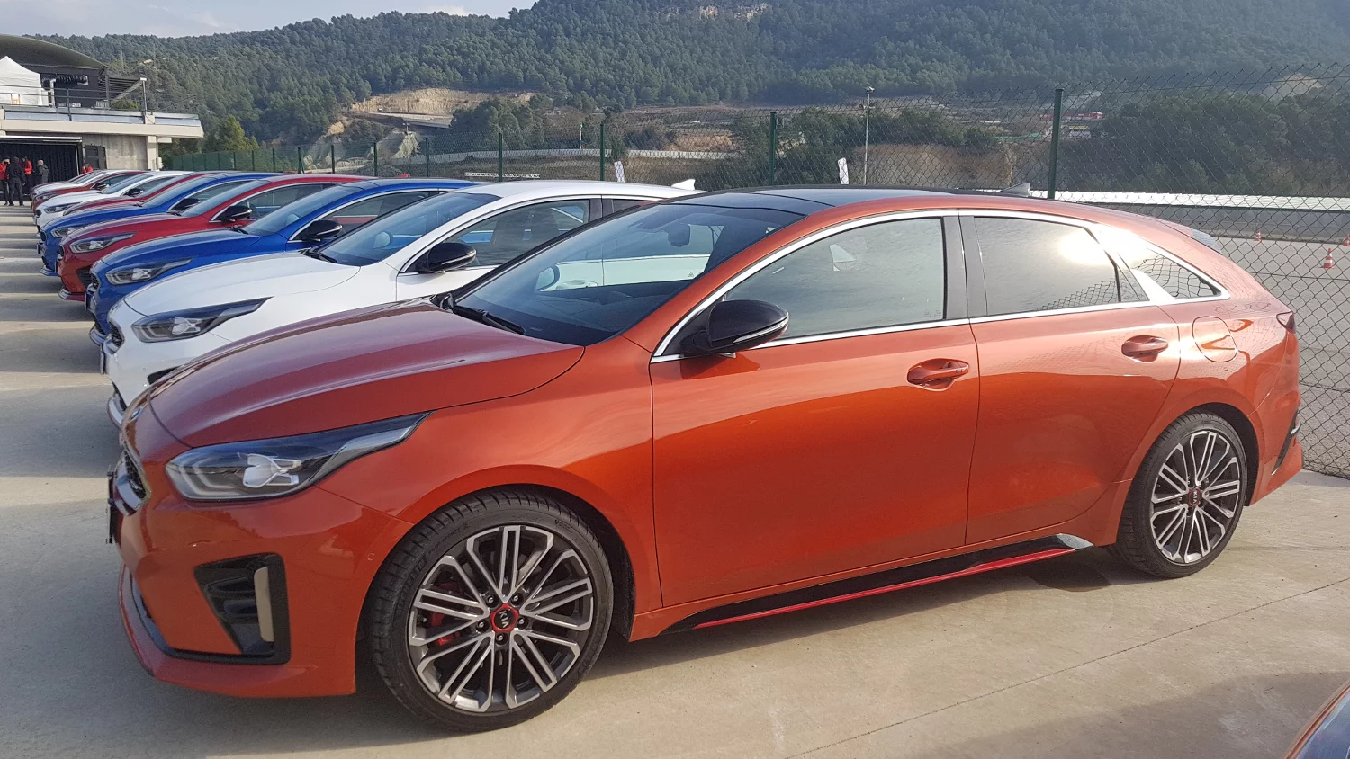 Testowaliśmy Proceed na torze. Choć bardzo się staraliśmy wprowadzić "kijankę" w poślizg, na suchym torze auto szło jak po sznurku.