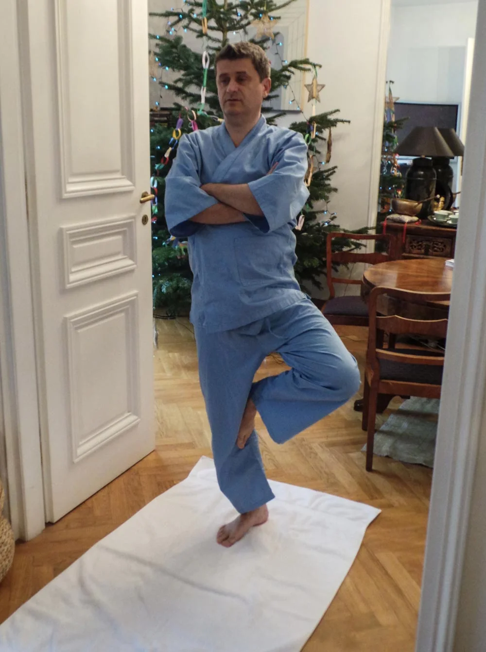 Janusz Palikot podczas ćwiczeń jogi