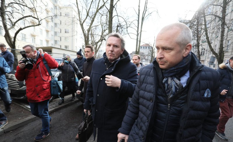 Austriak Gerald Birgfellner i jeden z jego pełnomocników mec. Jacek Dubois w drodze do prokuratury