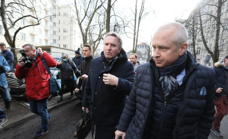 Austriak Gerald Birgfellner i jeden z jego pełnomocników mec. Jacek Dubois w drodze do prokuratury