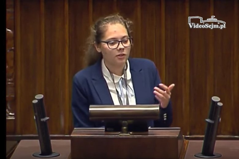 1 czerwca 2017. Julia Trojanowska, uczennica z Radomia, występowała jak rasowy polityk. W 2018 roku PiS odwołał obrady Sejmu Dzieci i Młodzieży.