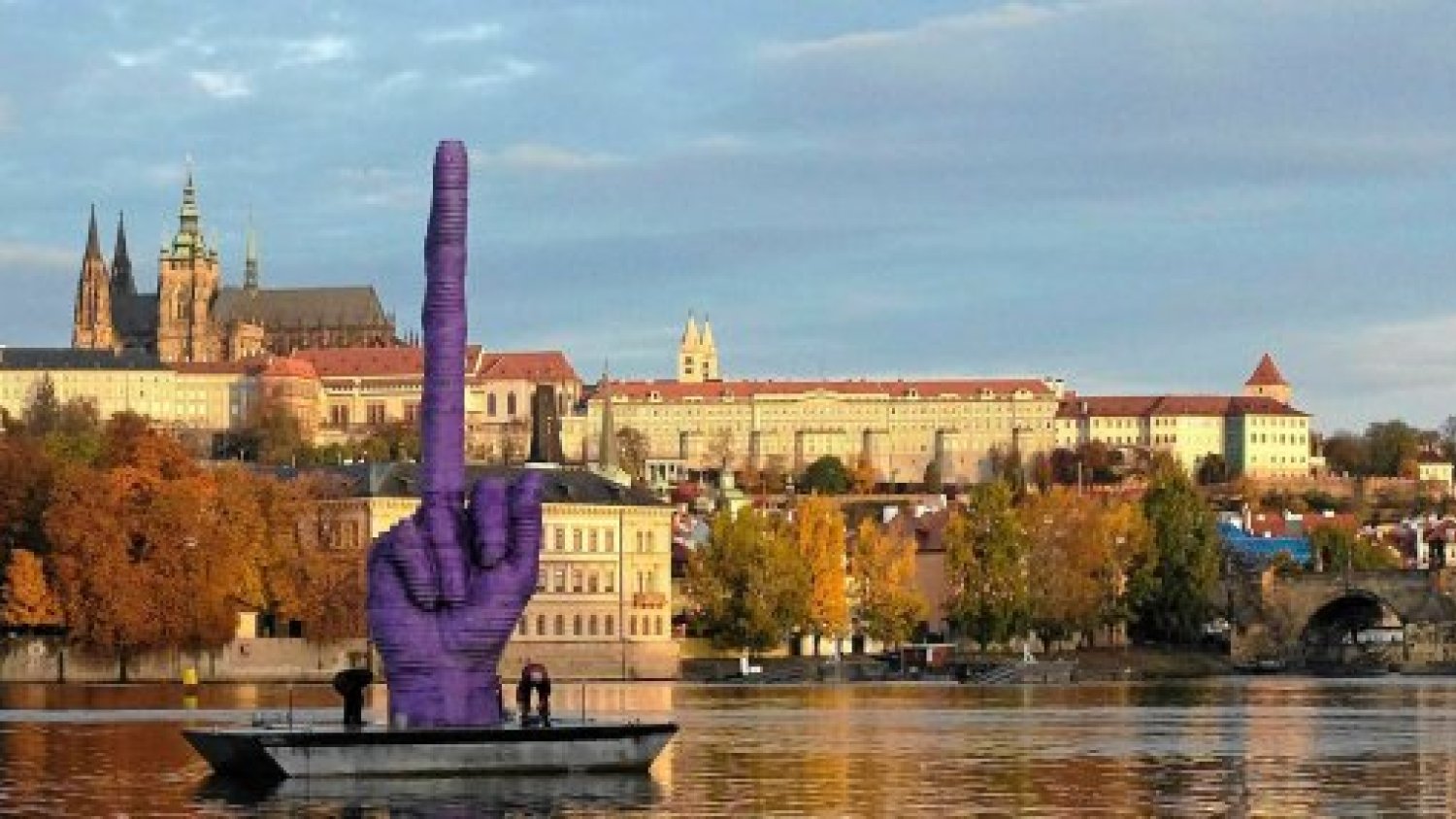 środkowy palec wymierzony w kierunku władzy