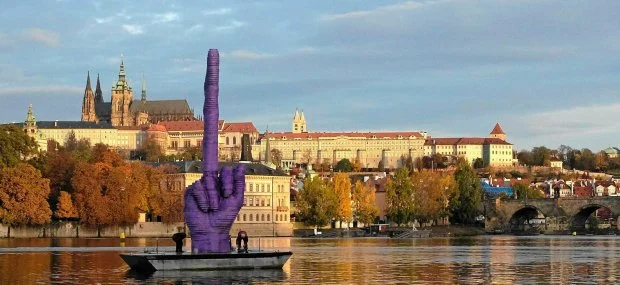 środkowy palec wymierzony w kierunku władzy