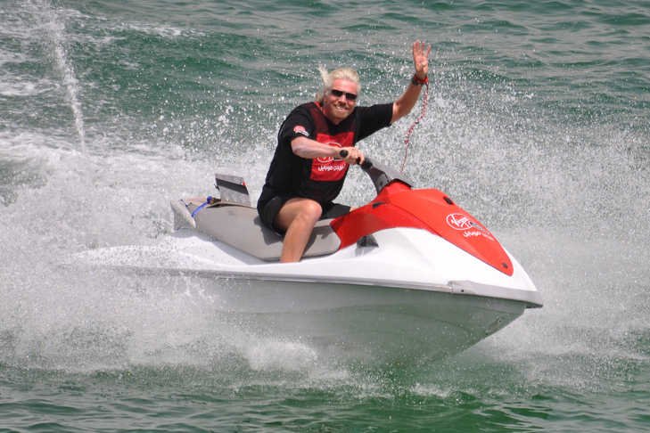 Richard Branson na skuterze wodnym