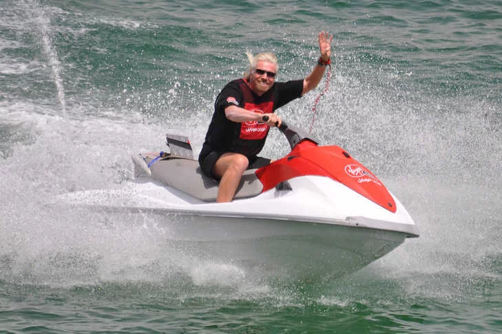 Richard Branson na skuterze wodnym