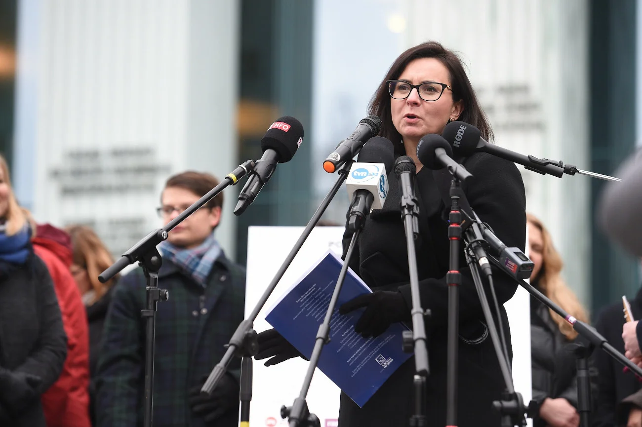 Kamila Gasiuk-Pihowicz przemawia w Warszawie