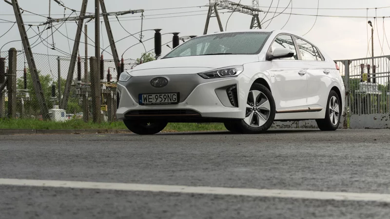 Plastikowa zaślepka zamiast grilla wyróżnia elektrycznego Ioniqa.
