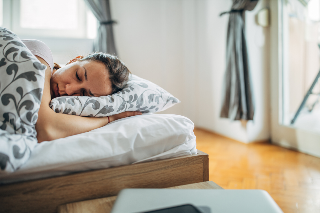 Jest jeden wróg snu. Ekspertka radzi: Usuń go z sypialni, jeżeli chcesz dobrze spać