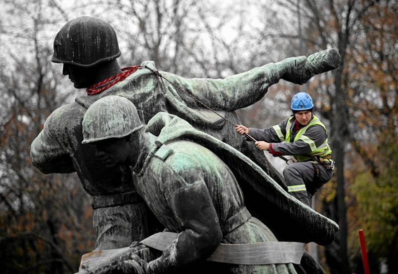 Pomnik "czterech śpiących" został zdemontowany w grudniu 2011 roku.