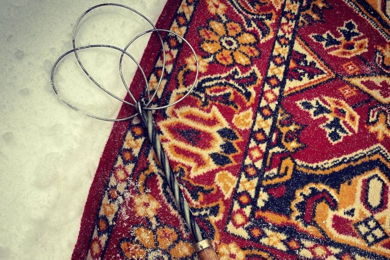 Jak poprawnie trzepać dywany na śniegu?