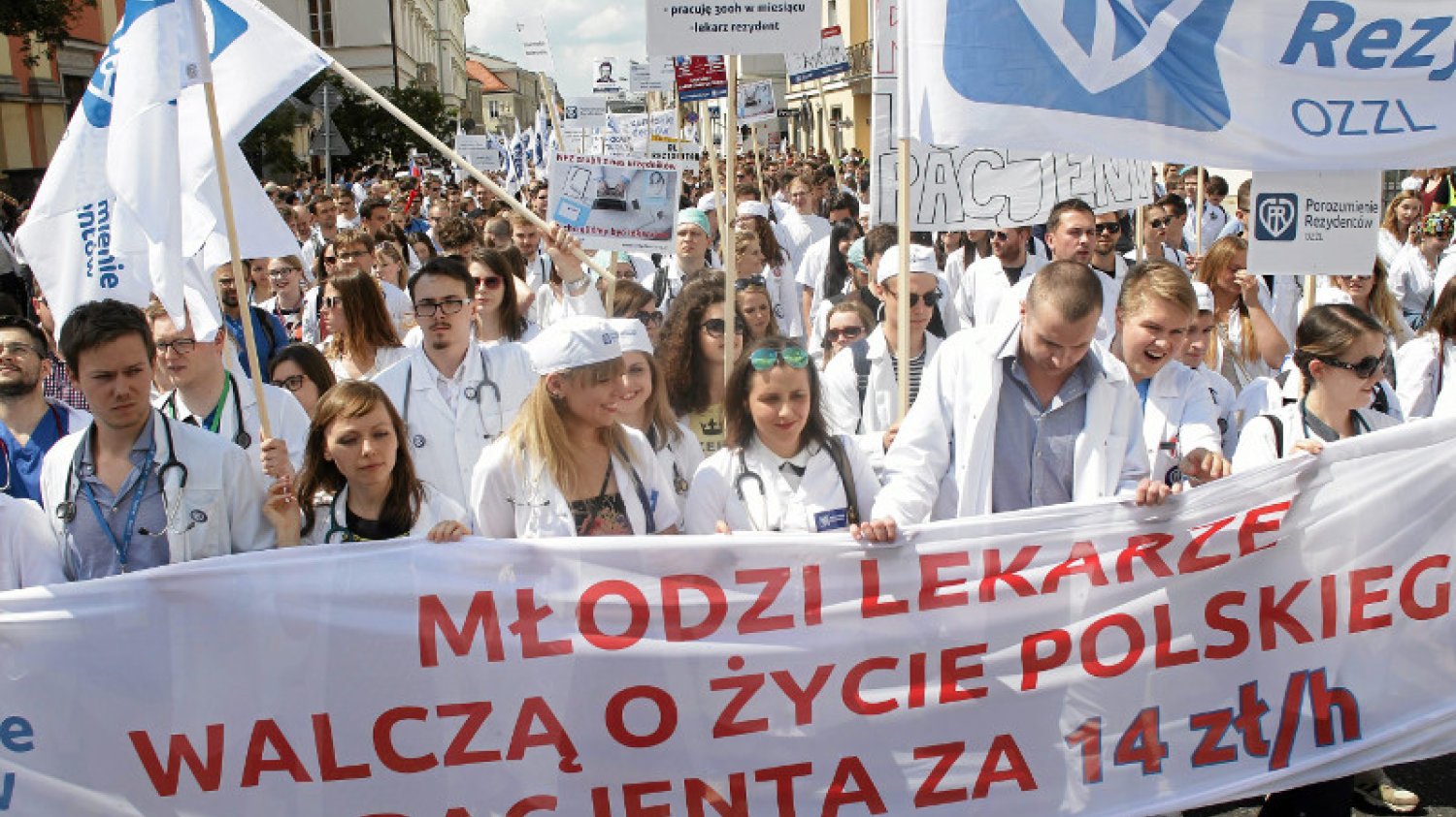Resort zdrowia proponuje skandalicznie niskie podwyżki dla lekarzy rezydentów.