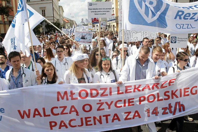 Resort zdrowia proponuje skandalicznie niskie podwyżki dla lekarzy rezydentów.