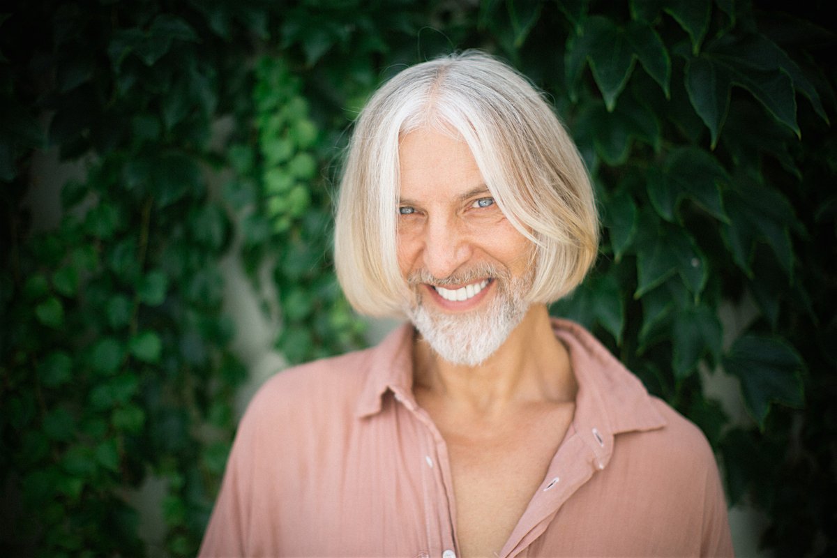 "(...)To ciekawe, kiedy zaczyna się słuchać ludzi. Kiedyś miałem tendencję by jedynie mówić i słuchać siebie samego. "