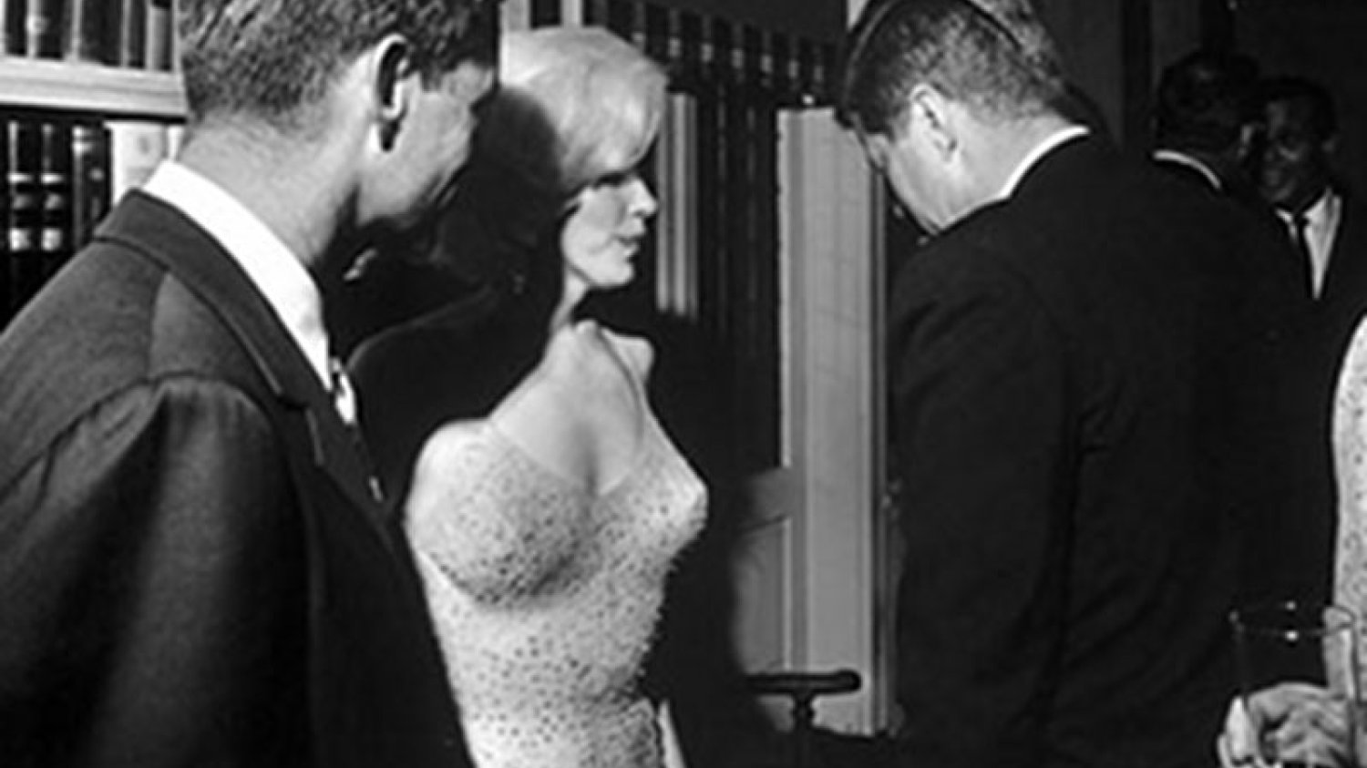 Marilyn Monroe wraz z braćmi Kennedy na imprezie w Białym Domu