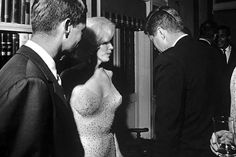 Marilyn Monroe wraz z braćmi Kennedy na imprezie w Białym Domu