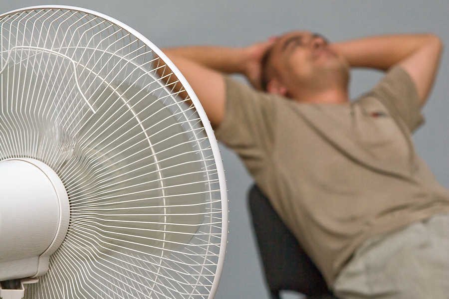 Weekendowy dyżur w pracy? Koniecznie trzeba zaopatrzyć się w zimne napoje i wentylator