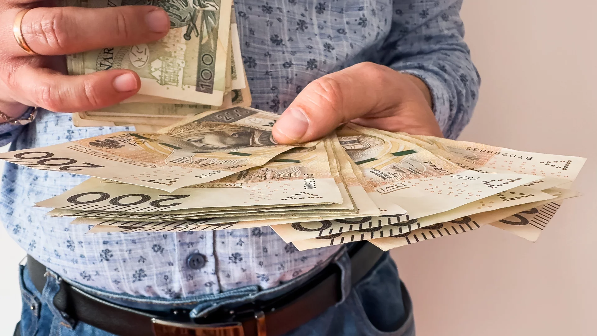 Ojciec daje gotówkę dziecku, skarbówka zaciera ręce. Podatek trzeba zapłacić