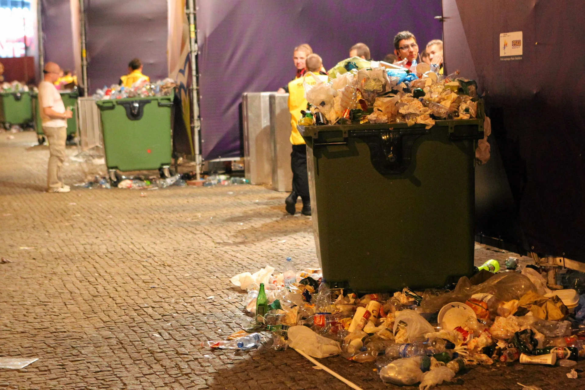 Śmieci przed Strefą Kibica w centrum Warszawy, po meczu Polska - Grecja