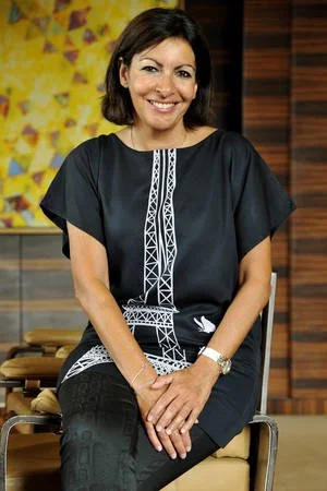 Anne Hidalgo w sukience-tunice z Wieżą Eiffela