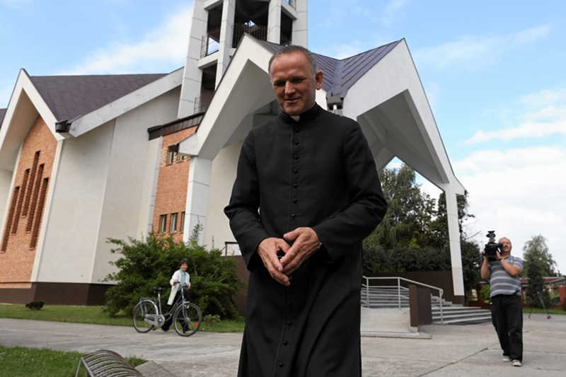 Ks. Wojciech Lemański oficjalnie przekazał parafię wyznaczonemu przez abpa. Hosera administratorowi.