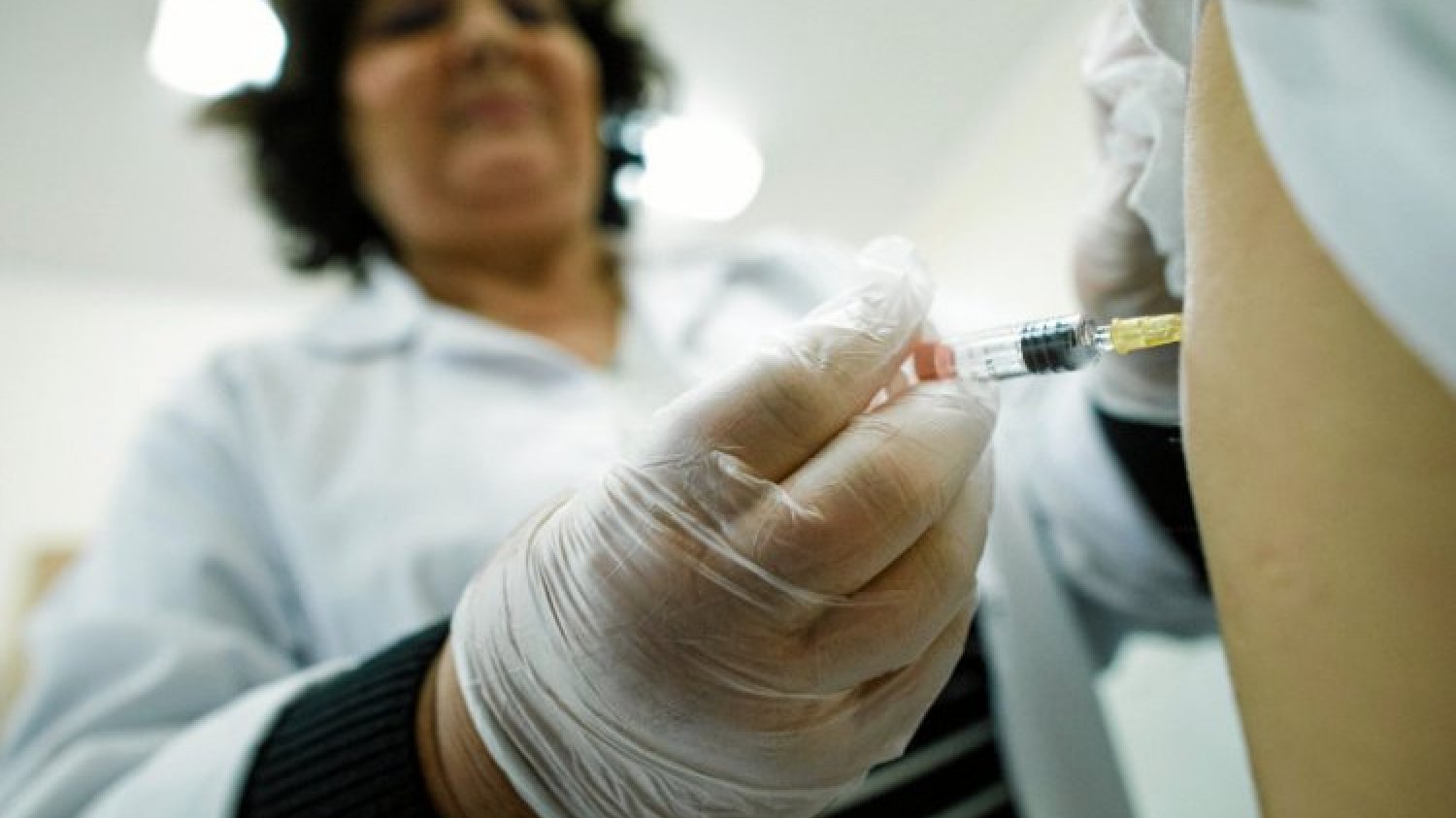 Szczególnie w czasie epidemii SARS-CoV-2 powinniśmy pamiętać o szczepieniach przeciwko pneumokokom, krztuścowi i grypie.
