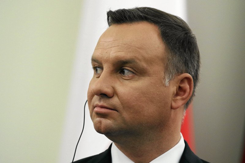 To nie są dobre informacje dla prezydenta Dudy. Ponad połowa Polaków widzi go przed Trybunałem Stanu zgodnie z nowym sondażem.