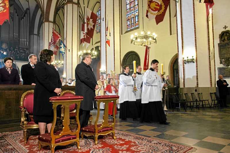 Polakom nie przeszkadza, że państwowe uroczystości są połączone z religijnymi. Na zdjęciu Bronisław Komorowski na mszy 3 maja.