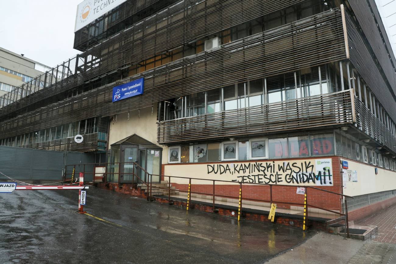 "Jesteście gnidami" na siedzibie PiS. Napis wymalowano po decyzji Dudy