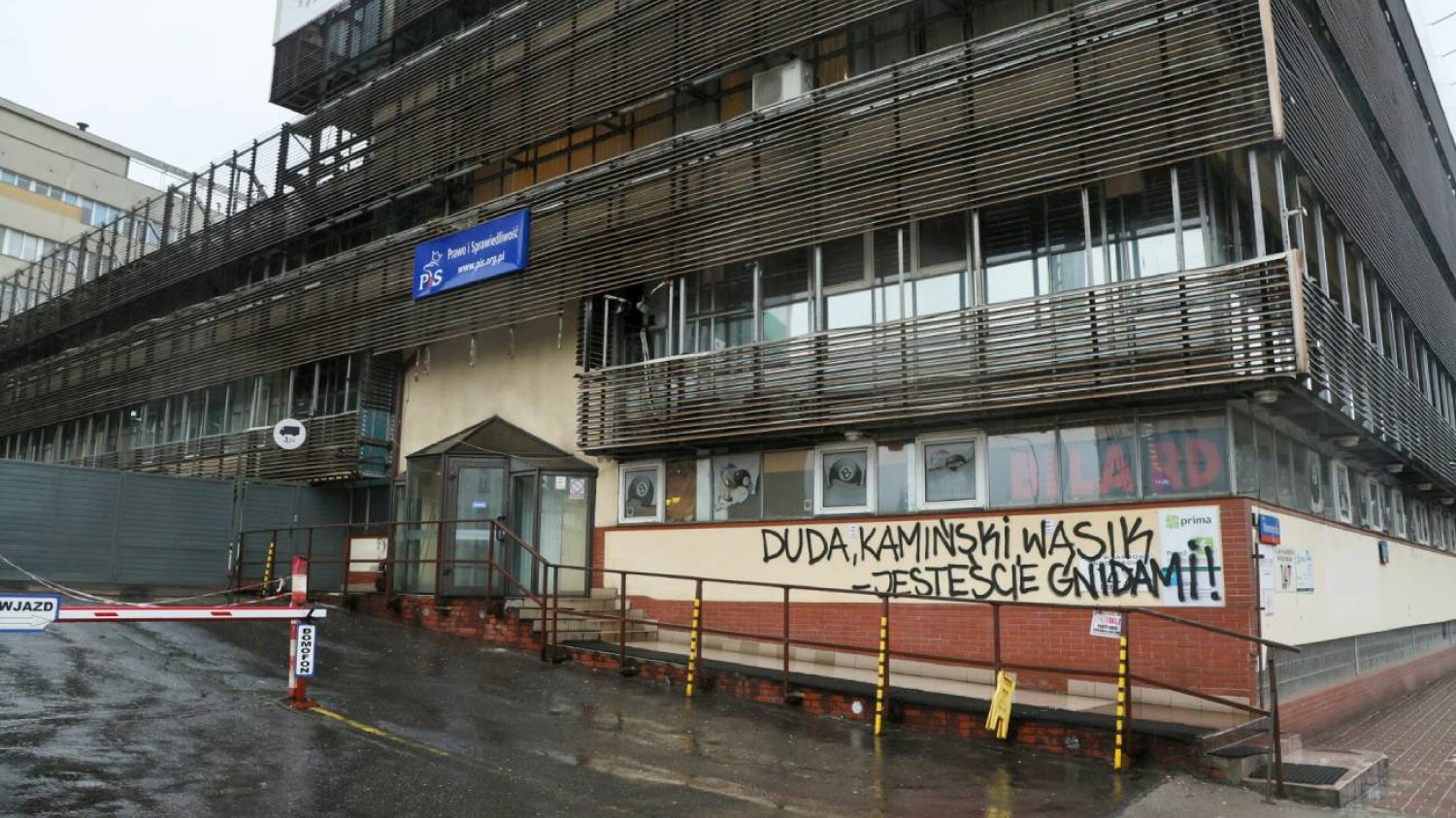 "Jesteście gnidami" na siedzibie PiS. Napis wymalowano po decyzji Dudy