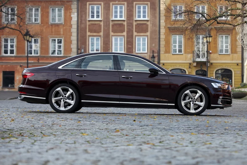 Audi A8 jest długie, ale dzięki specjalnemu rozwiązanie zawraca sprawniej niż mniejsze Audi A4.
