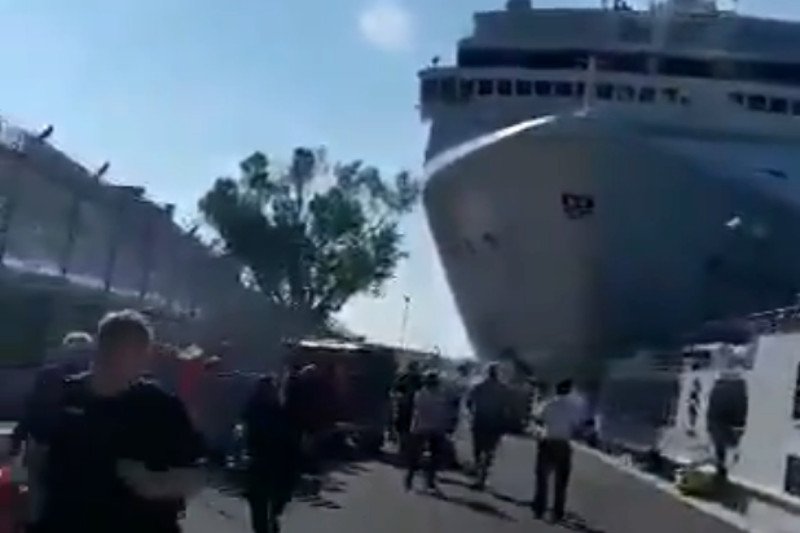 Wielki wycieczkowiec staranował mniejszy statek turystyczny na kanale w Wenecji.