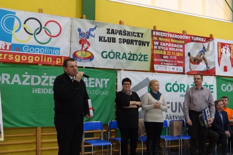 W pobliżu jest cementownia Górażdże, największy zakład w okolicy
