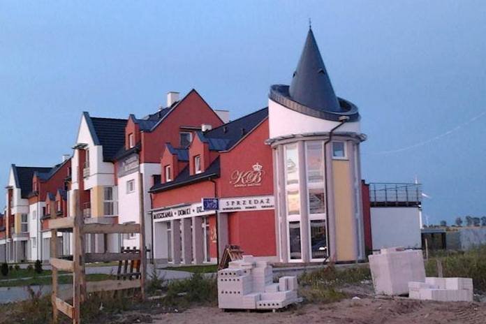 Hotele niczym średniowieczne zamki stoją pośrodku niczego. To tworzenie ułudy luksusu i ekskluzywności, na nasze nieszczęście pokrytej kolorowym tynkiem