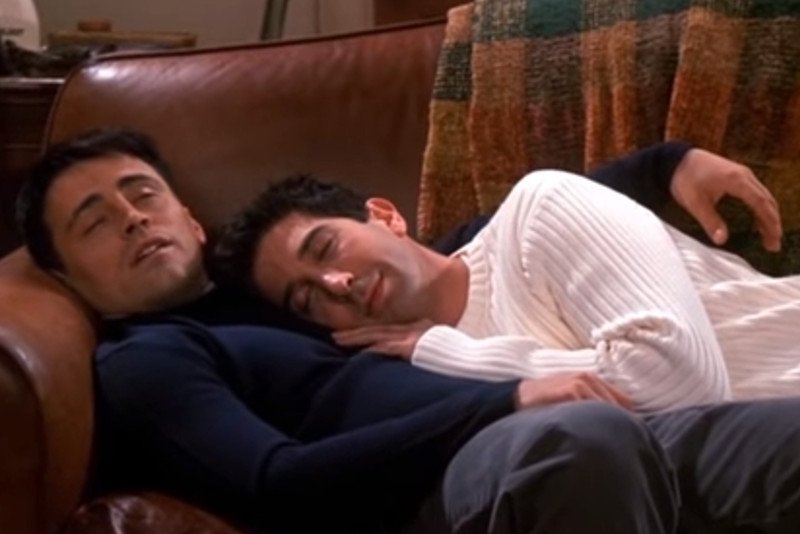 W kultowym serialu "Przyjaciele" Ross i Joey ucięli sobie wspólną drzemkę.