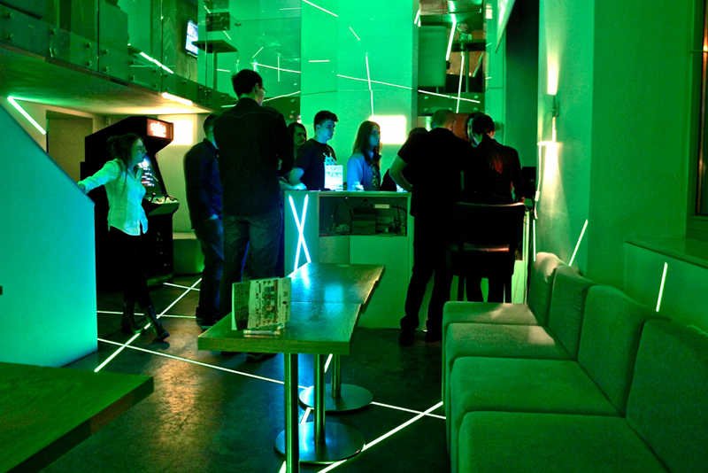 W Level Up można pograć w gry, napić się alkoholu i porozmawiać ze znajomymi.