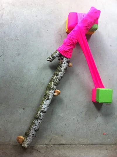 SOLARIS VIII (hommage a A. Tarkowski), 2012, betonowa kostka brukowa, konar brzozy z hubami, legginsy, akryl
