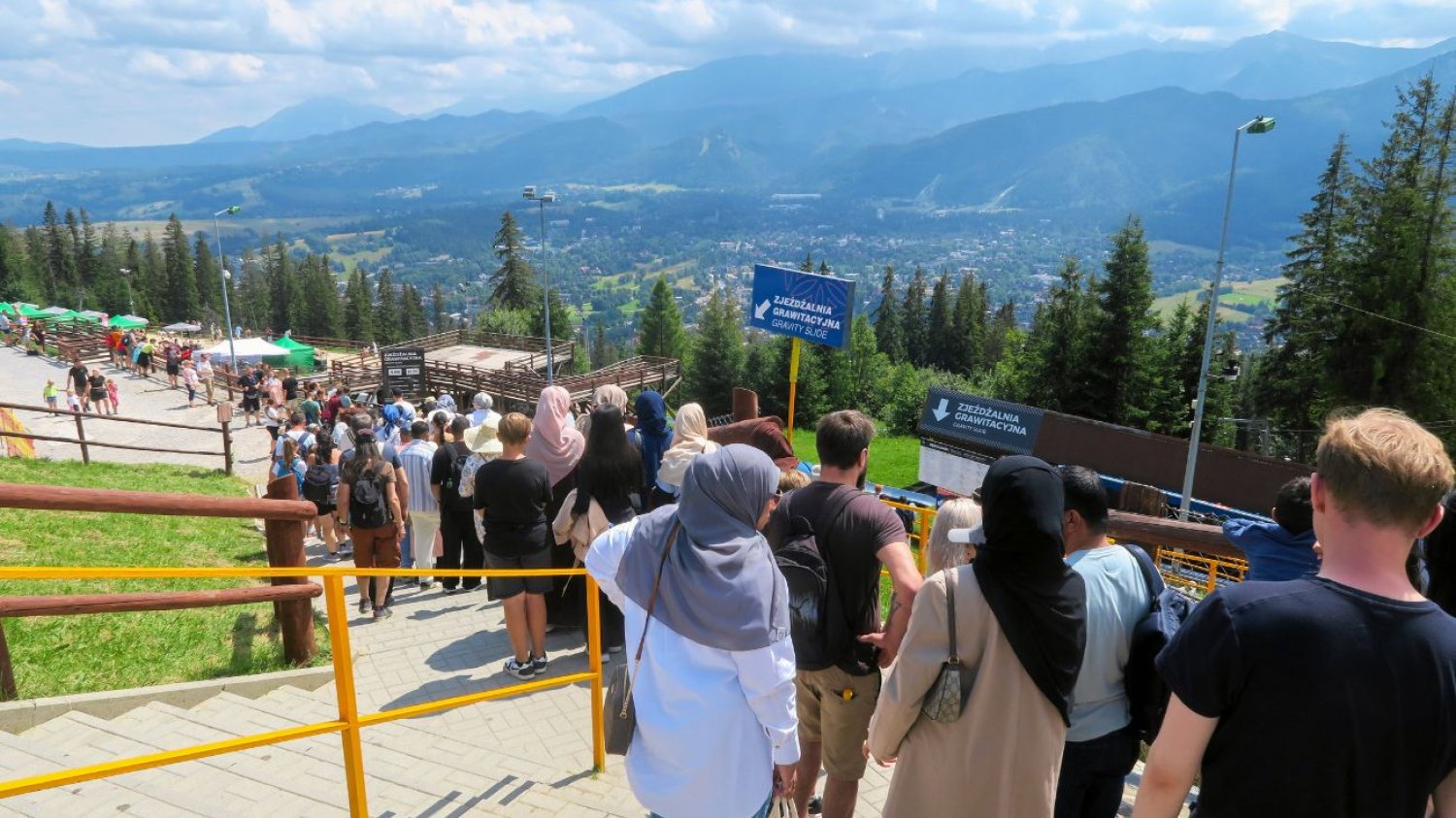Ta grupa turystów znów zalewa Tatry. Wyznali, za co pokochali Zakopane. Arabscy turyści ponownie szturmują polskie góry. Za to kochają Zakopane.