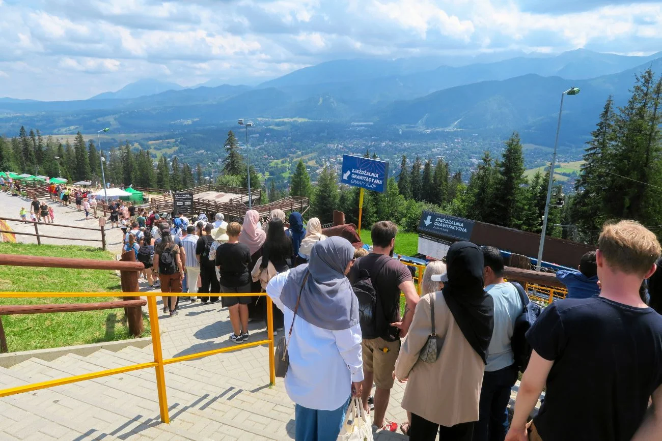 Ta grupa turystów znów zalewa Tatry. Wyznali, za co pokochali Zakopane. Arabscy turyści ponownie szturmują polskie góry. Za to kochają Zakopane.