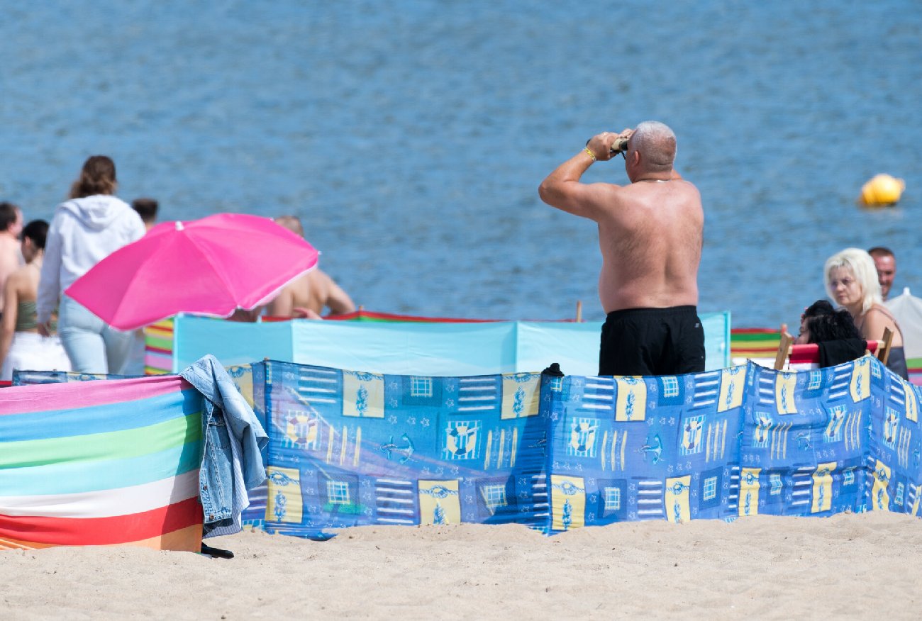 Wakacje 2024. Parawan na plaży ratuje mi życie – skończcie z zakazami.