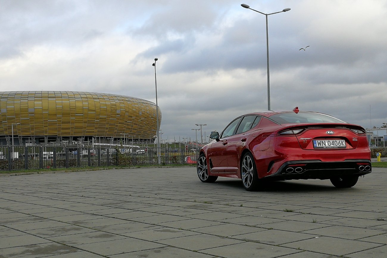 Kia Stinger w najmocniejszej wersji ma silnik V6 o pojemności 3,3l i mocy 370 koni mechanicznych.