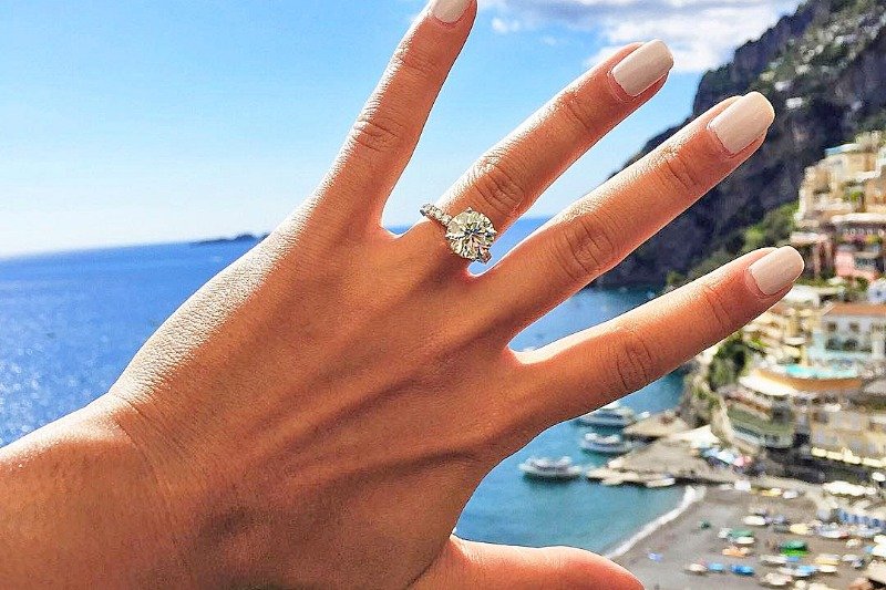 Ile powinien kostzować pierścionek zaręczynowy? Nie ma konkretnej kwoty ani rozmiaru, ale do wyboru warto się przyłożyć